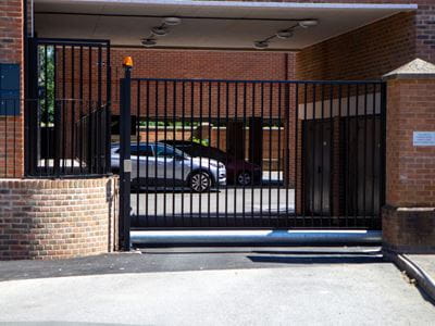 Automatic metal gate