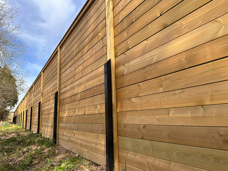 Acoustic fencing spur posts