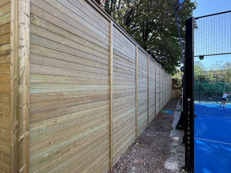 Acoustic barrier to reduce padel court noise