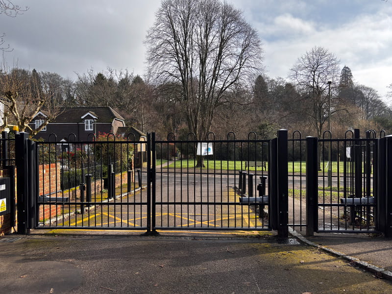 Anti-Trap Bow Top double leaf gates