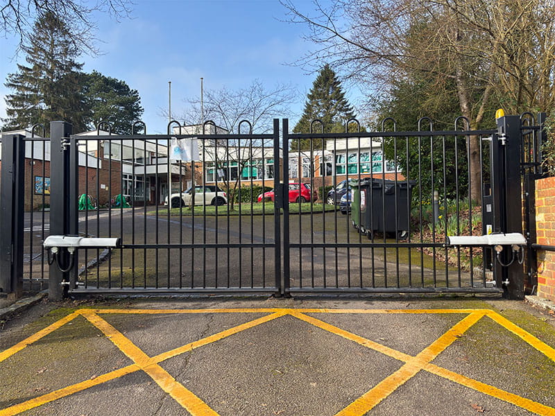 Black Anti-Trap Bow Top gates