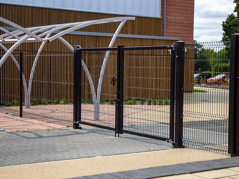 Double leaf mesh gate