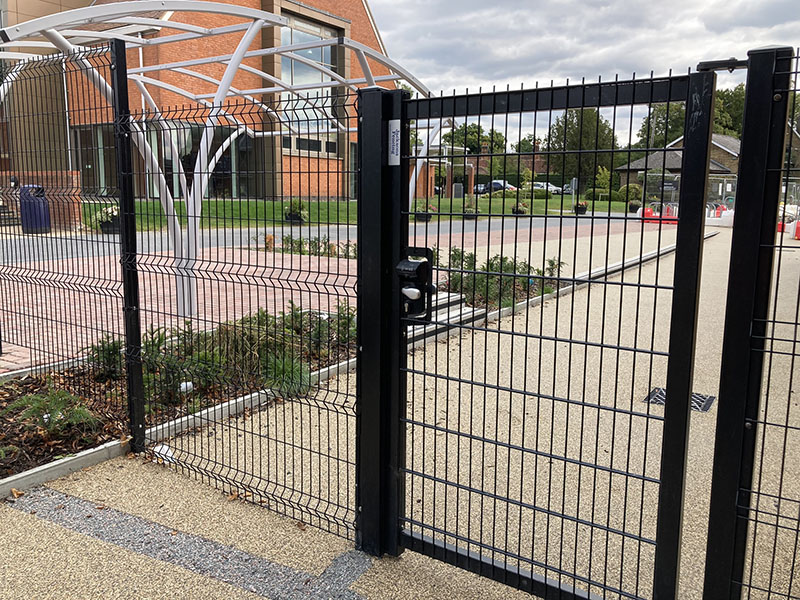 Single leaf mesh gate