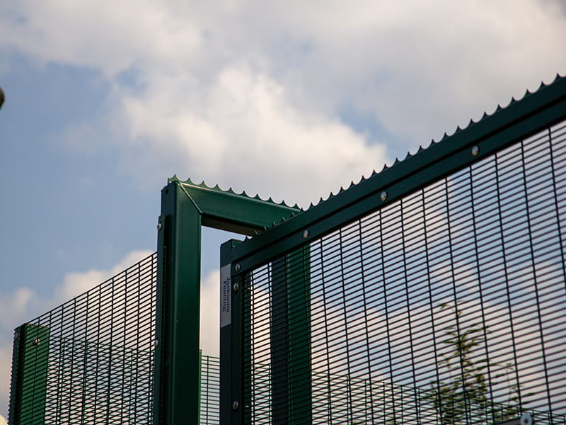 Cantilever sliding gate