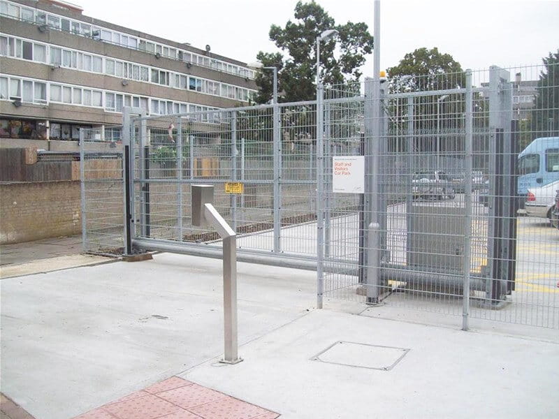 Sliding mesh gate