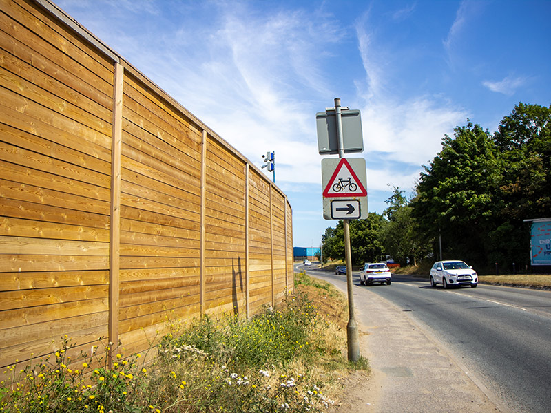 Road noise reduction fencing