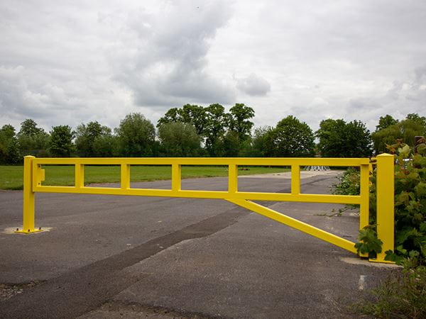 Heavy duty warden barrier