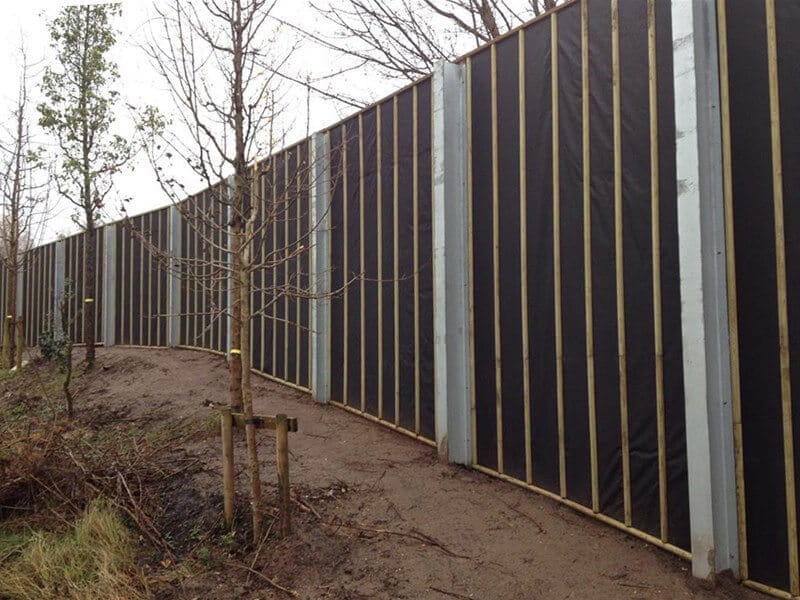 Rail noise reduction fence