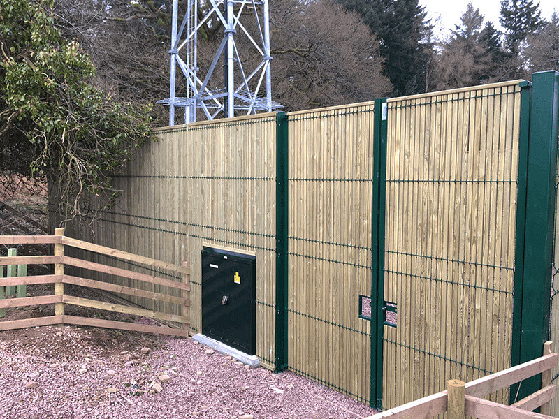 Timber and steel mesh fencing