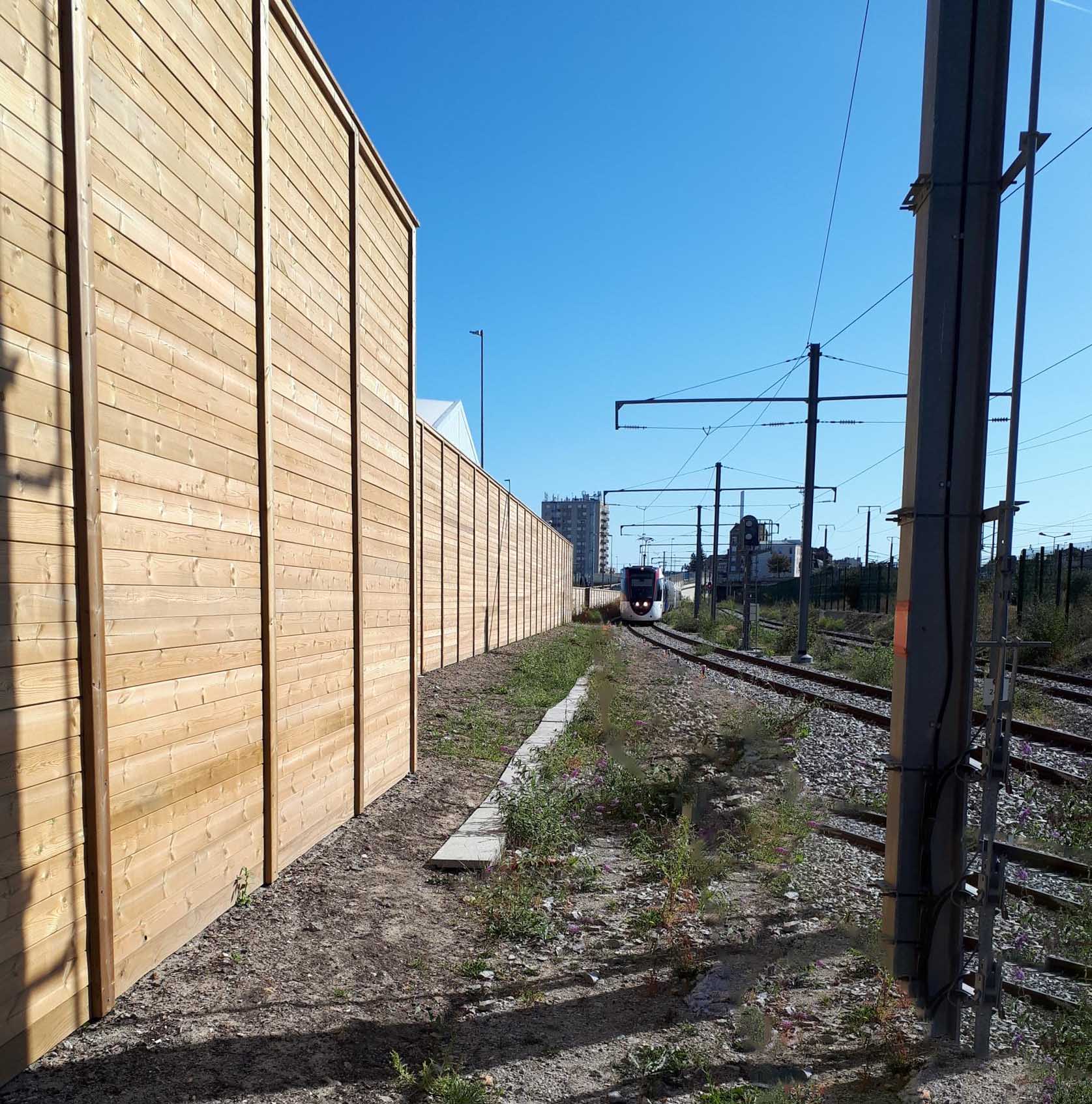 Train line acoustic fencing