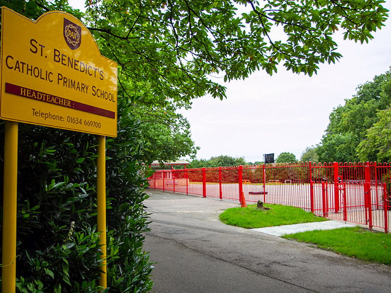 Red-bow-top-fencing-and-gates