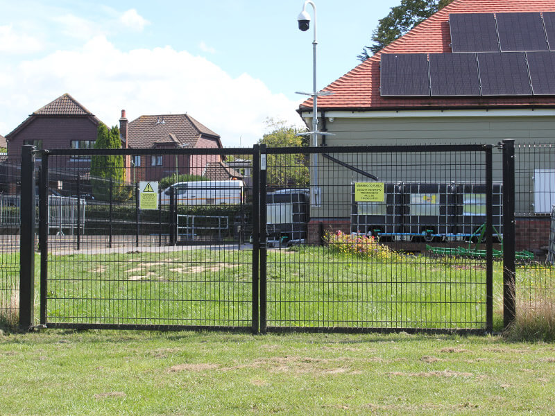 Double leaf mesh gate