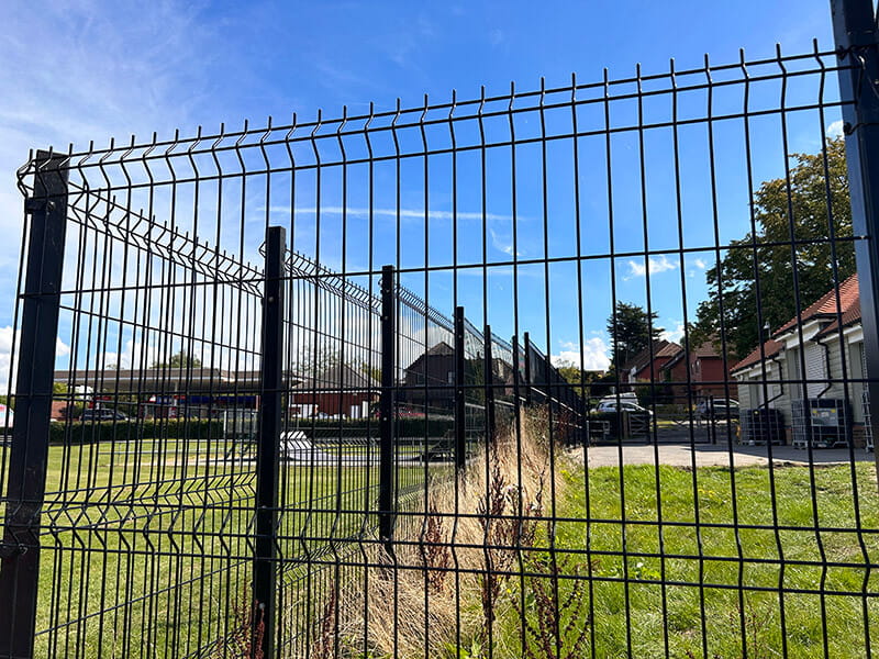 Profiled panel mesh fencing
