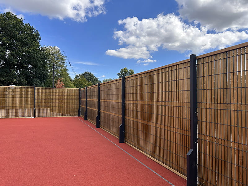 Mesh fencing panels