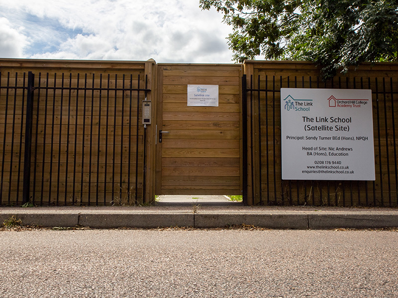 Single leaf acoustic gate