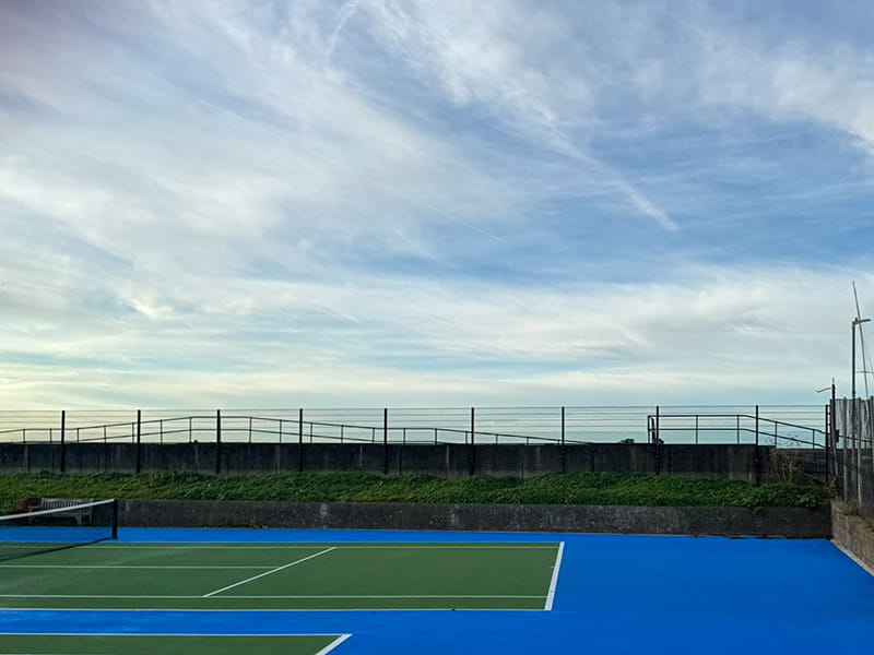 Tennis court mesh fence