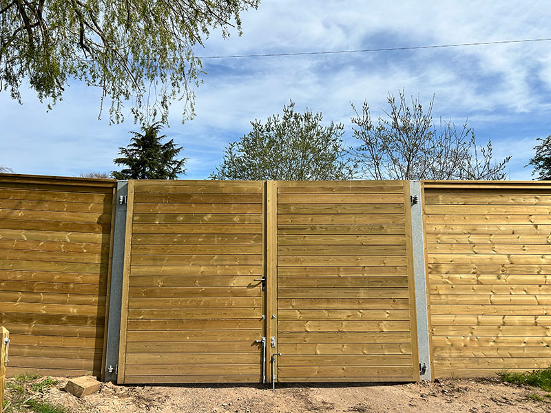 Noise reducing gate