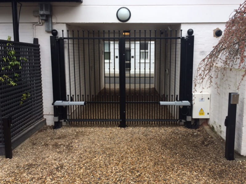 Ball top railing gate