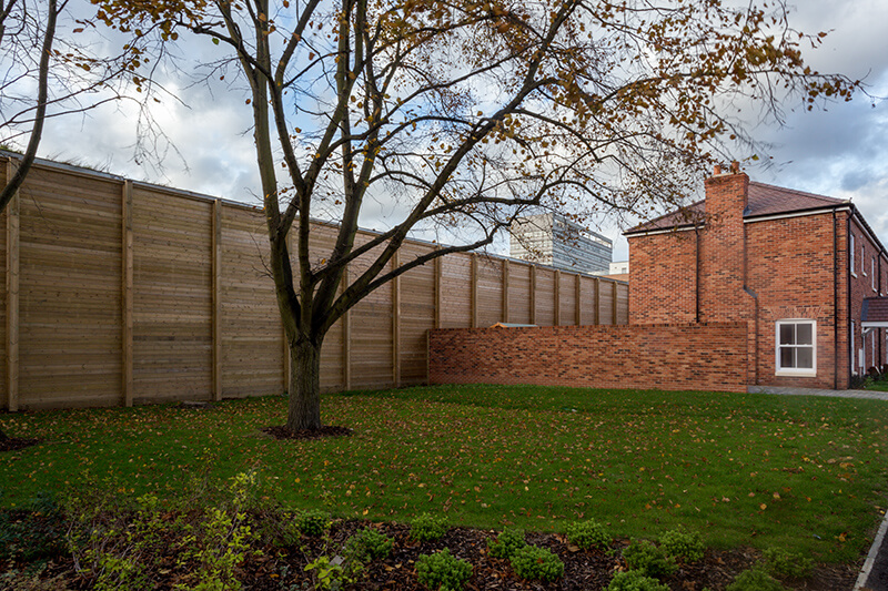 Reflective acoustic fencing