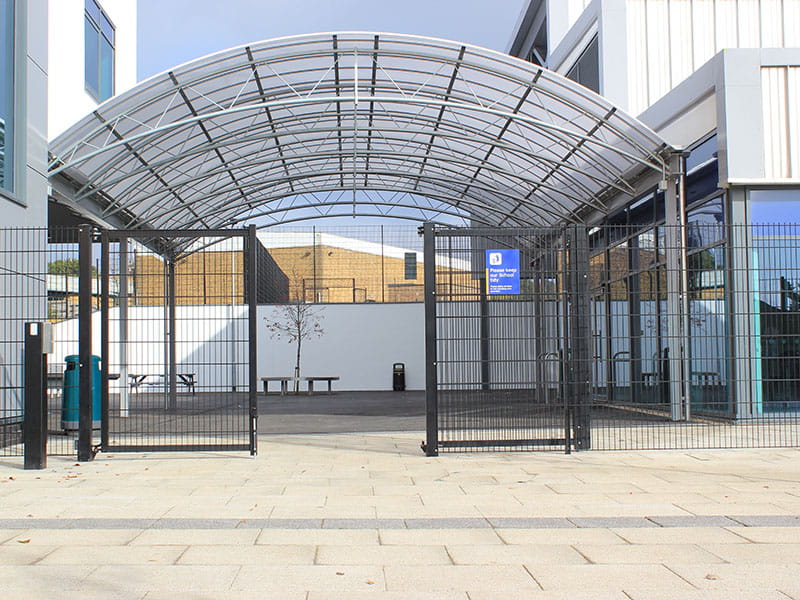 Double leaf mesh swing gates