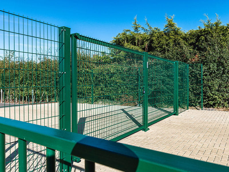 Double leaf swing gates