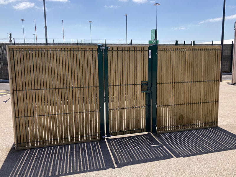Single leaf mesh and timber gate