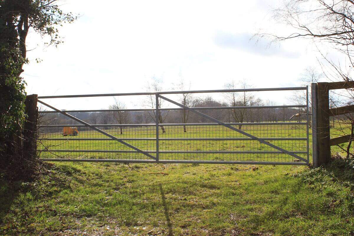 Heavy Metal Field Gate