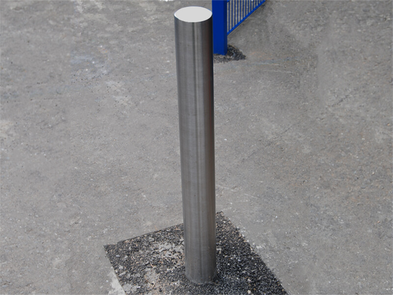 Flat top stainless steel bollard