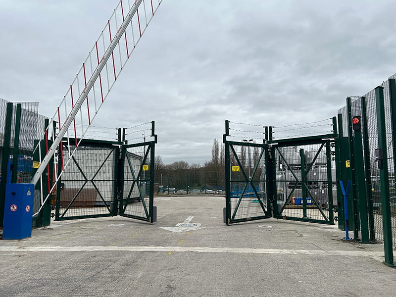 Automatic traffic barrier