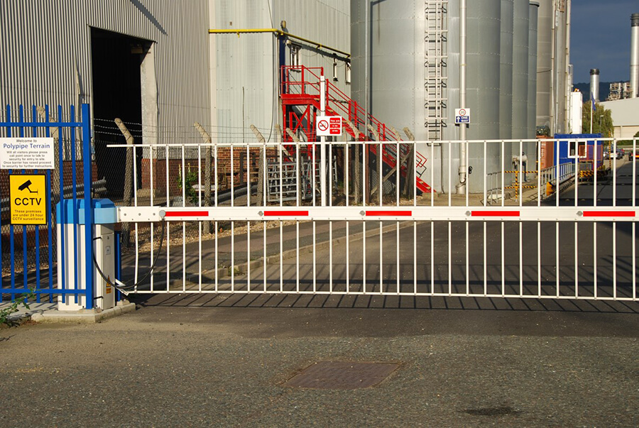 Traffic arm barrier with skirt top and bottom
