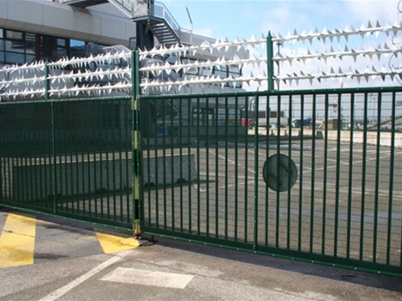 Rota spike topping on double leaf mesh clad gate