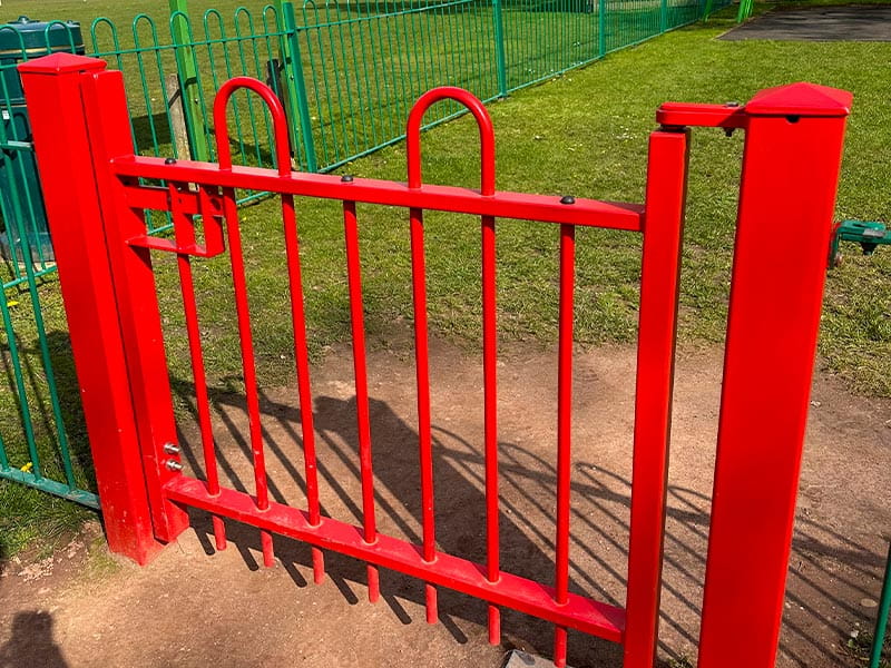 Anti-Trap-Bow-Top-Gate-Red