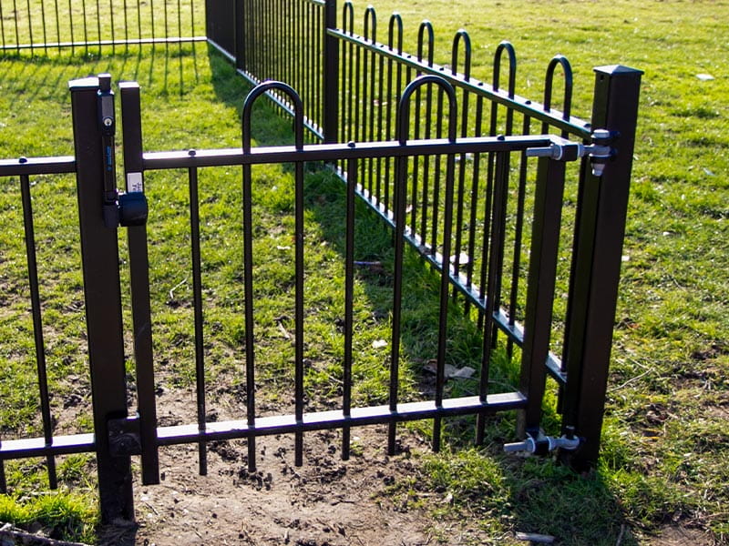 bow-top-anti-trap-black-gate
