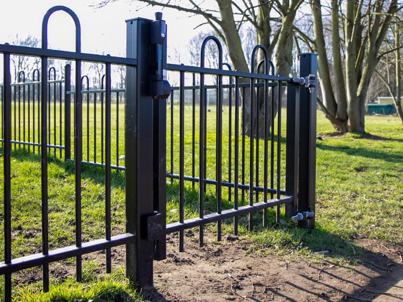 bow-top-anti-trap-gate