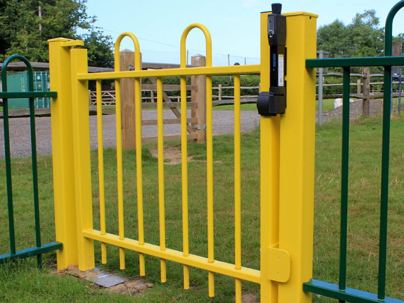 Self closing Anti Trap Bow Top gate