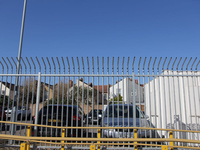 Cranked top vertical bar fencing