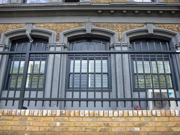 Anthracite-Grey-Vertical-Bar-Fencing