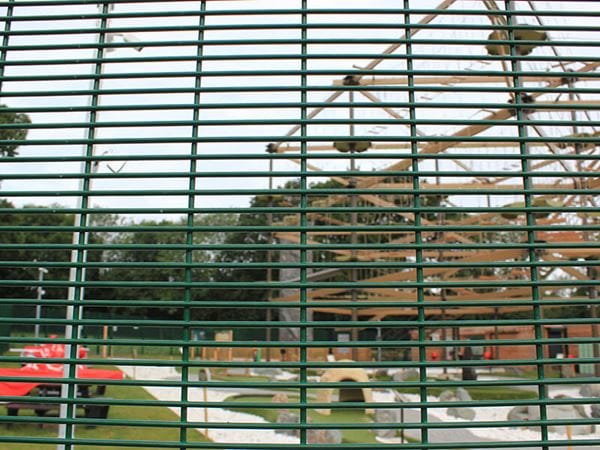 Rigid mesh fencing