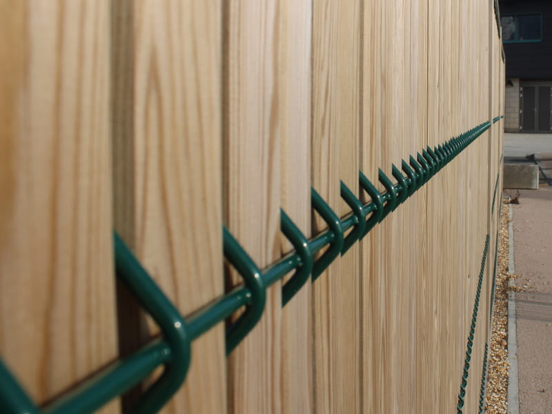 green-mesh-fencing-with-timber-slats
