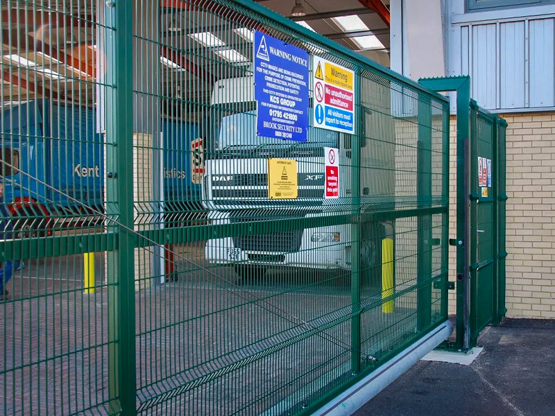 EuroGuard Extra mesh sliding gate
