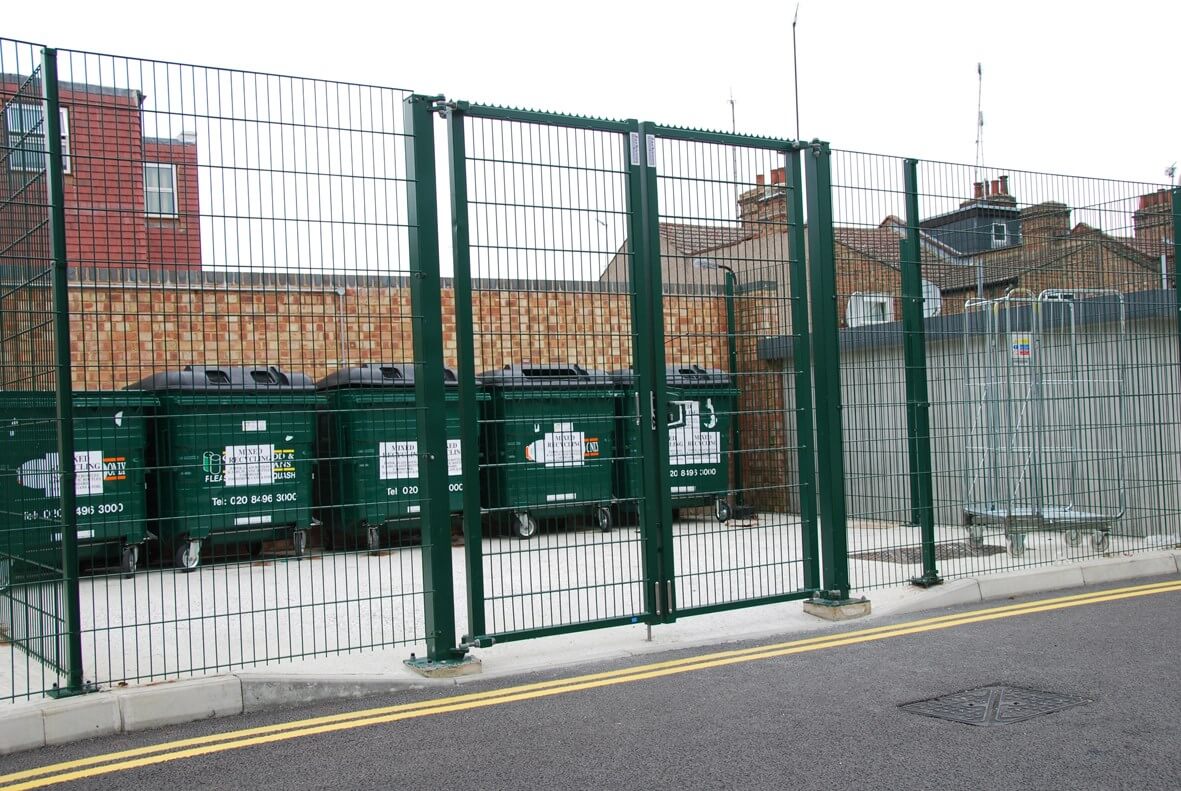 EuroGuard flatform with double leaf mesh gate RAL 6005 Green