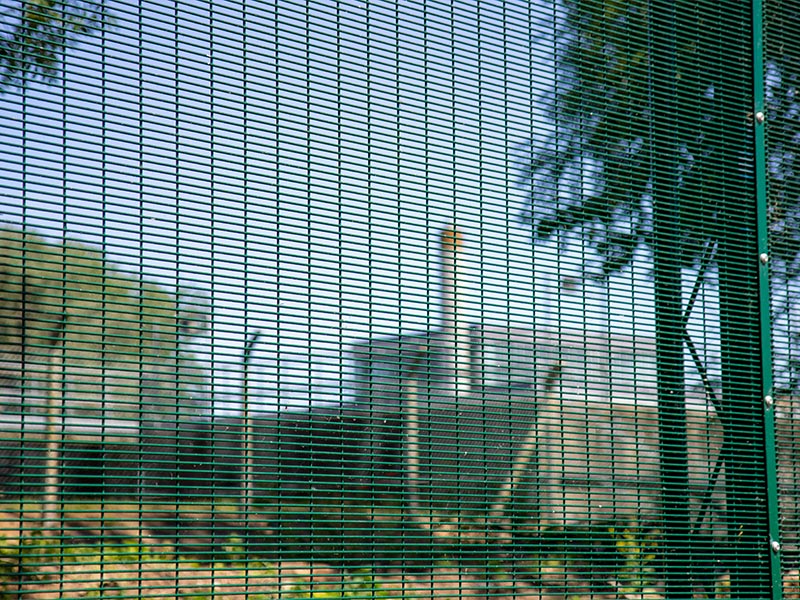 green mesh security panel