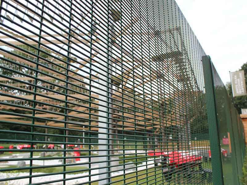 green wire mesh fencing