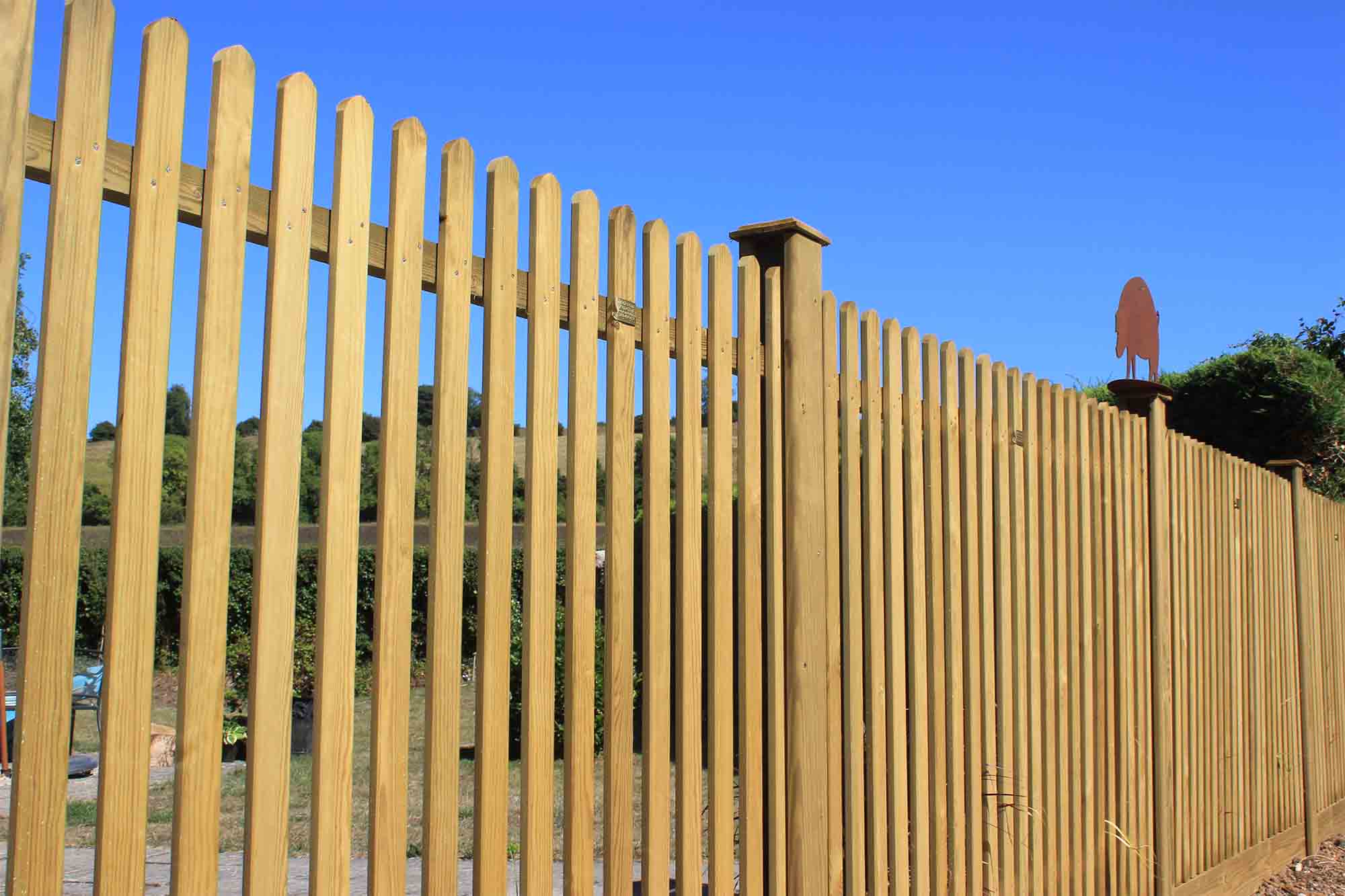 Rounded modern picket fencing