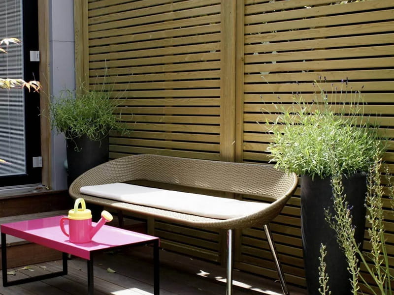 slatting-fence-panels-for-seating-area