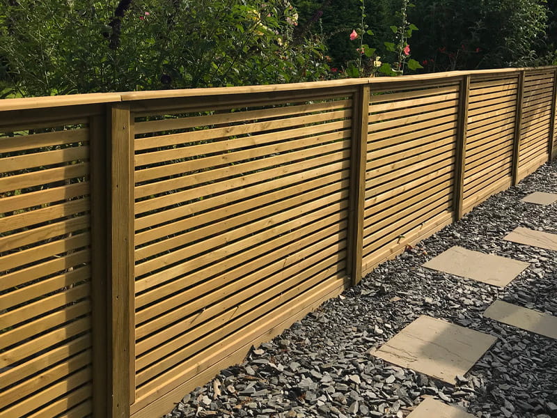 venetian-fence-panels-as-garden-screens